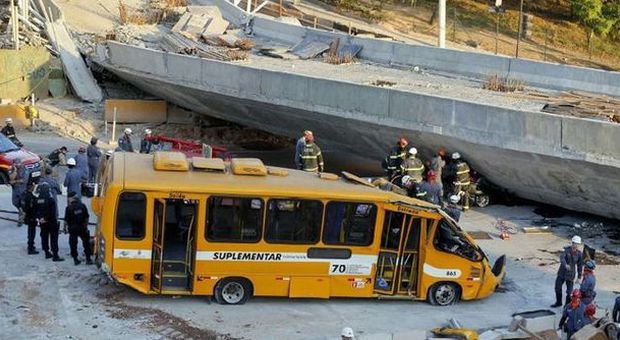 Tragedia in Brasile, crolla un viadotto in costruzione a Belo Horizonte, vicino allo stadio delle semifinali: 2 morti e 19 feriti