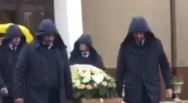Nonna Rosetta di Casa Surace: l'ultimo commosso saluto ai funerali in Campania
