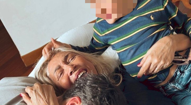 Mara Venier, il risveglio con i nipoti tra urla e abbracci conquista tutti: «Felicità»