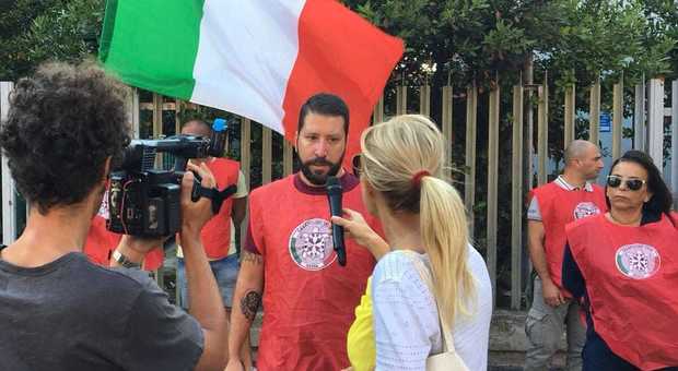 Ostia, blitz di Casapound ai mercatini rom: «Così stiamo al fianco degli italiani»
