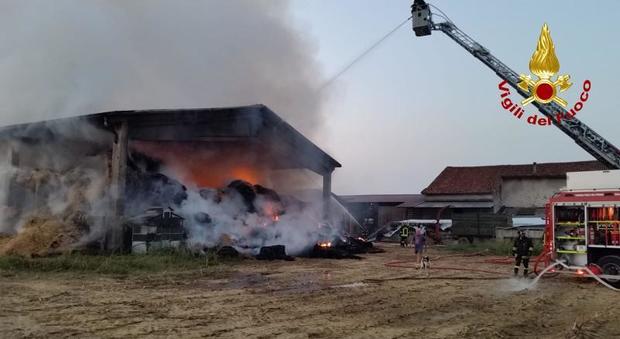 Incendio distrugge un fienile: bruciate 400 rotoballe e mezzi agricoli. Stalla salva