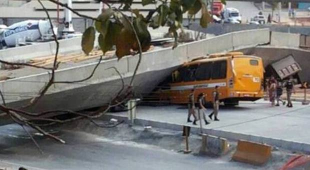 Tragedia in Brasile, crolla un viadotto in costruzione per il Mondiale a Belo Horizonte: 2 morti e 15 feriti