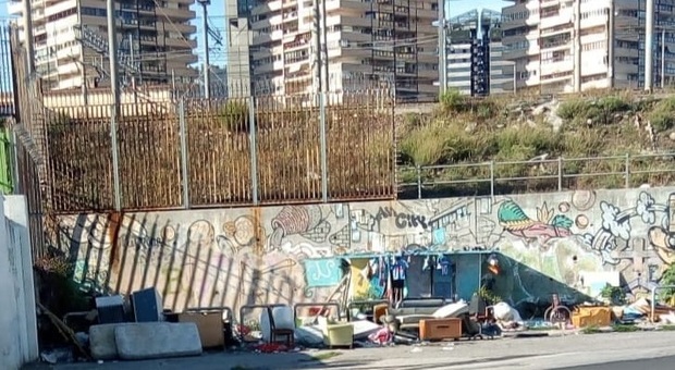 Gianturco, il senzatetto vive nella discarica: si continua a sversare in via Brin
