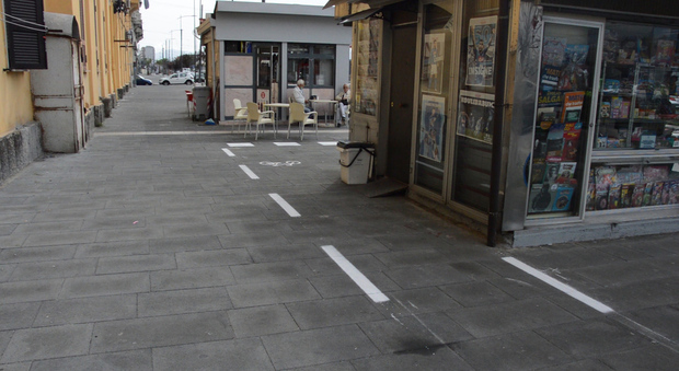 Napoli, la nuova pista ciclabile passa tra l'edicola e il chiosco: «Non è sicura e va rimossa»