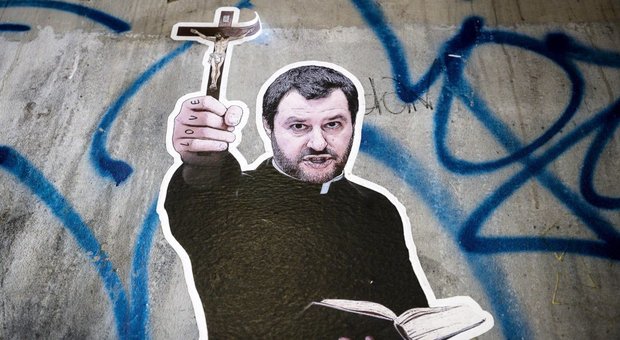 Roma, spunta murale di Salvini con tonaca e crocifisso in mano