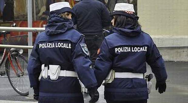 Furti di salame in uniforme, parla il vigile bloccato dai carabinieri