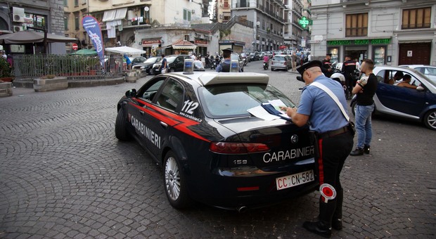 Napoli, violenza choc nei vicoli del centro storico: nigeriano accoltellato da quattro italiani