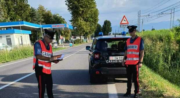 Ragazzo di 18 anni trovato morto all'alba sulla Pontebbana: «Ha una ferita alla testa e fratture sul corpo». Telecamere al setaccio per capire cosa è successo