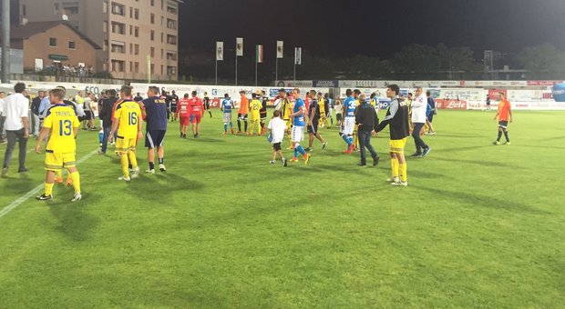 Il Napoli batte il Trento 4-0, contestazioni per l'addio di Higuain