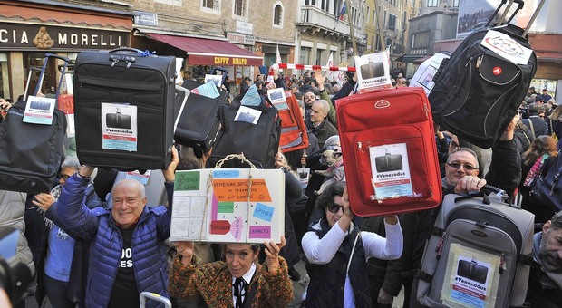 La protesta dei residenti veneziani per lo spopolamento della città