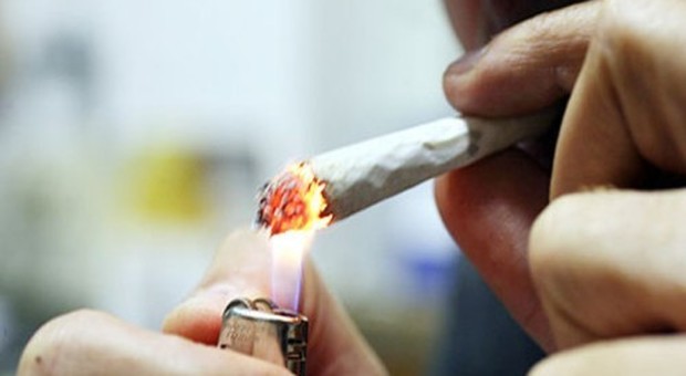 Ancona, fuma uno spinello in casa e si sente male: 17enne all'ospedale
