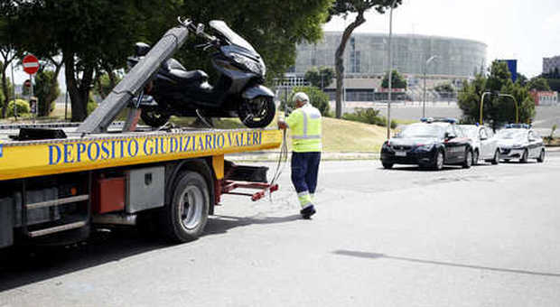 Schianto tra uno scooter e un'auto: morto un carabiniere in servizio