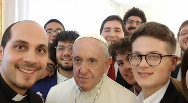 Papa Francesco incontra Don Matteo: «Buono il pecorino abruzzese che mi hai regalato»