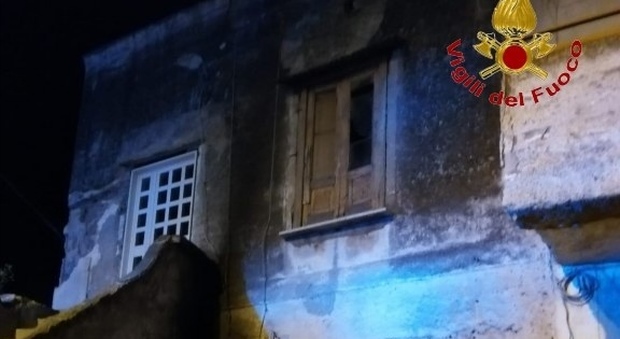 Incendio a Sirignano, casa in fiamme: distrutti mobili e suppellettili, nessun ferito