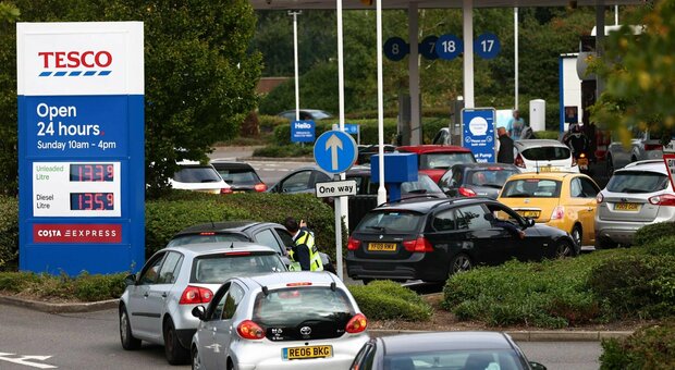 Crisi benzina, code ai distributori in Gran Bretagna: da lunedì arriva l'esercito