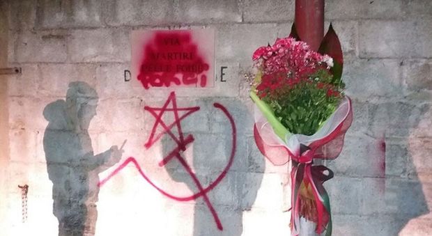 Vernice rossa e simboli: imbrattata la via che ricorda le vittime nelle foibe