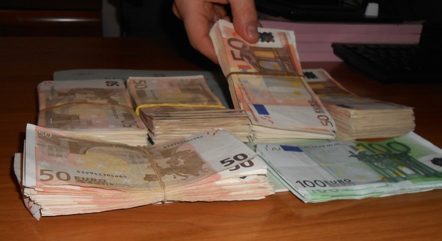 Traffico di denaro all'estero: quasi 3 milioni di euro tra calze e mutande