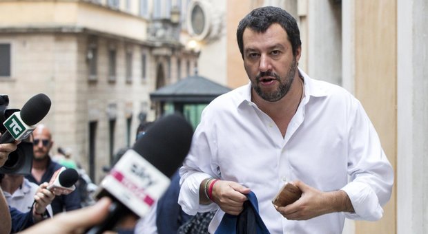 Lega, Salvini riunisce il consiglio federale a Roma: la ruspa si è piazzata nell'Urbe