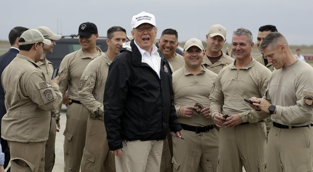 Trump e i migranti: «Sul muro non mollo, accordo o stato d'emergenza»