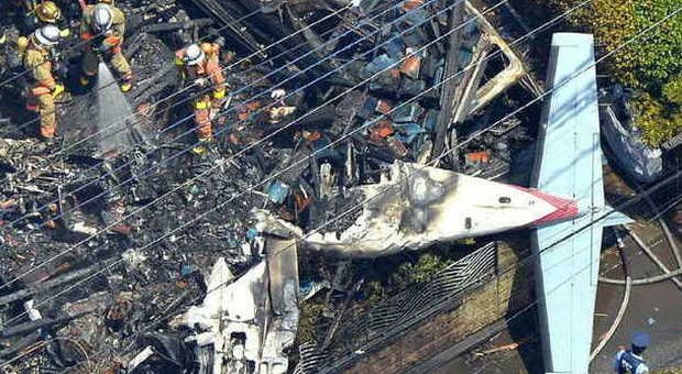 Giappone, piccolo aereo si schianta in zona residenziale: 3 morti e 5 feriti