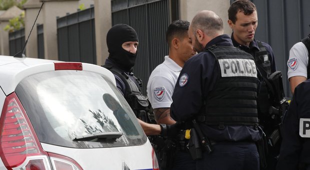 Parigi, trovato in una casa materiale per creare esplosivi: indaga l'antiterrorismo. Due fermati
