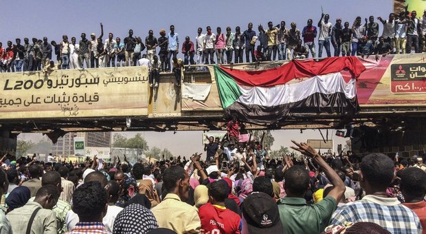 Sudan, colpo di stato: il presidente Al Bashir si dimette dopo 30 anni