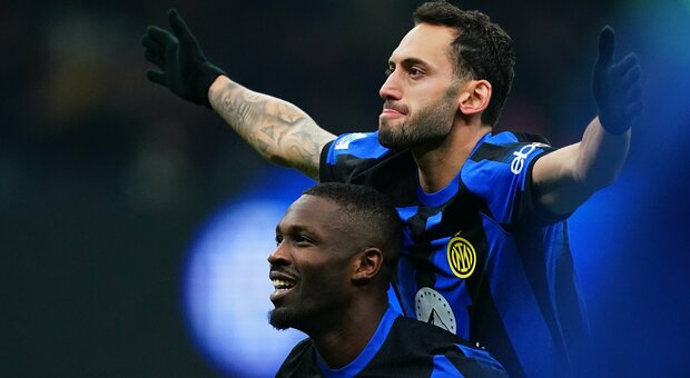 Inter, 2-0 al Frosinone: torna in testa con un super Dimarco e il rigore di Calhanoglu