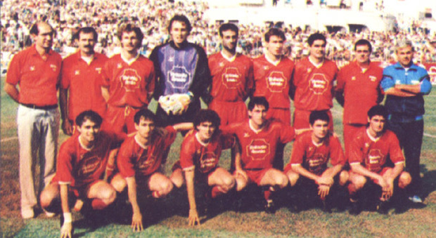 La Salernitana che conquistò la serie B nella stagione 1989-1990. Ansaloni è l'ultimo in piedi a destra