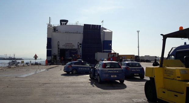 Caos e un furto a bordo della nave: a Napoli identificati 29 immigrati