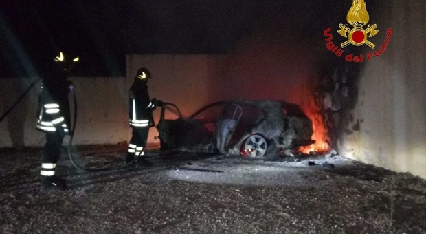 Potenza Picena, auto distrutta dal fuoco: carabinieri indagano, c'è l'ombra del dolo