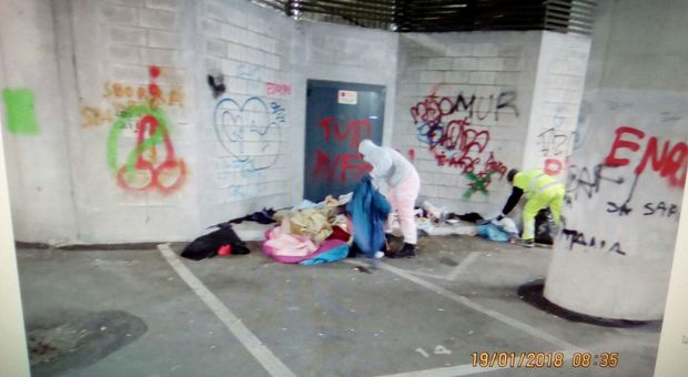 Dormitori con posti liberi ma i senzatetto tornano a bivaccare al Bronx