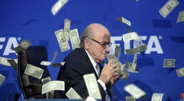 Blatter contestato con una pioggia di banconote false. Poi annuncia: "Non mi ricandido alla Fifa"