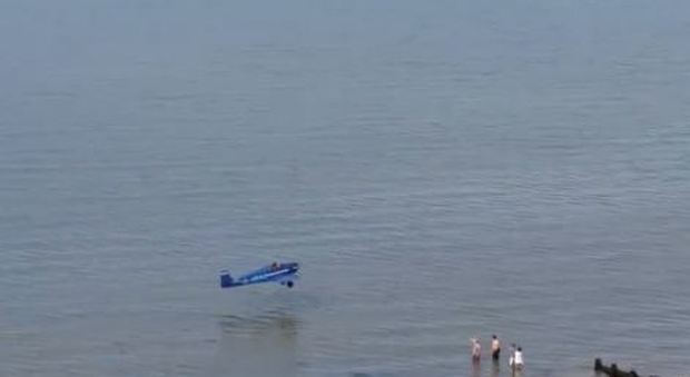 Aereo cade in acqua durante l'air show: pilota salvato dai bagnanti
