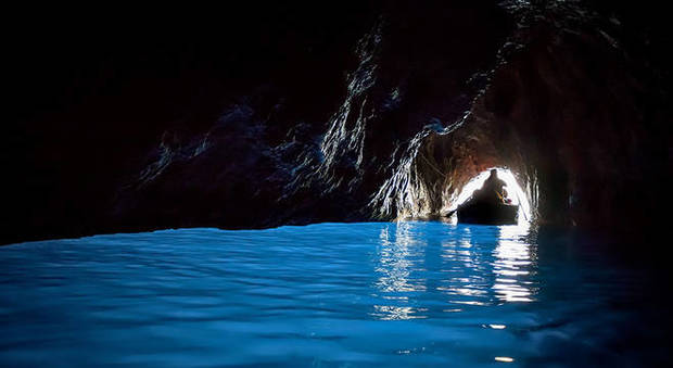 Ticket d'ingresso, pile e fotocamere: mare-pattumiera nella Grotta azzurra di Capri