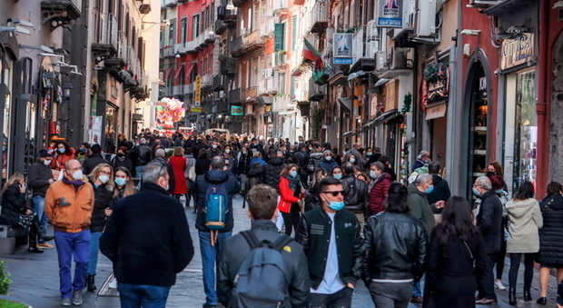 Napoli, in strada anche se positivo al Covid: scatta la denuncia