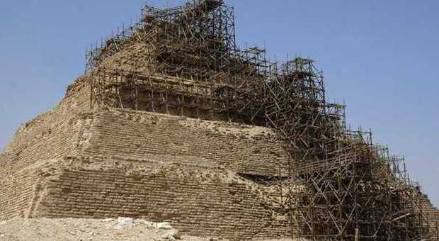 Egitto, allarme crollo per la piramide di Saqqara. Interviene il ministro