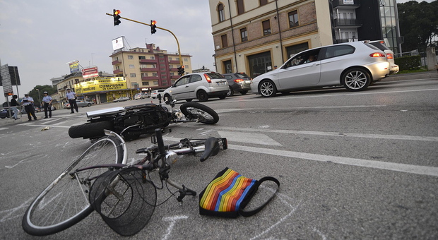 Moto e bicicletta incidentati (Foto d'archivio)