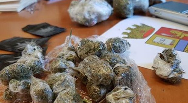 Napoli, spacciatrice in manette: confezionava dosi di marijuana in casa