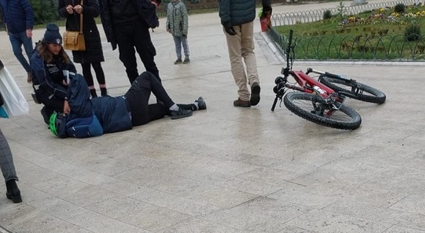 Ancona, cade rovinosamente con la bicicletta in piazza Cavour: lesione ad un braccio per un 55enne