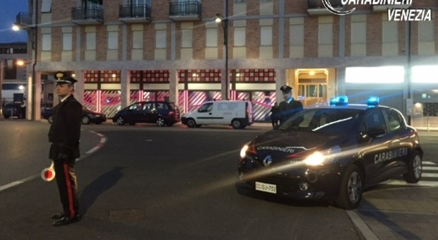 Cammina in strada con un atteggiamento insofferente, i carabinieri lo fermano lui inghiotte 15 ovuli di eroina e cocaina: arrestato