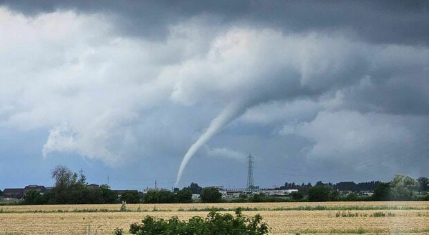 Il tornado a nord di Rovigo, foto della pagina Facebook "Tornado in Italia"