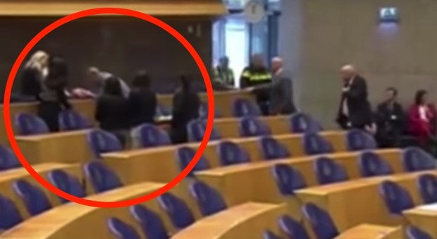 Tenta il suicidio impiccandosi in Parlamento: il video choc nell'aula