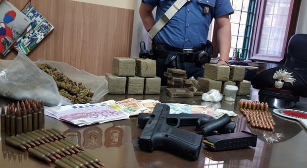 Barra, armi, carttucce e droga in camera da letto: 28enne arrestato