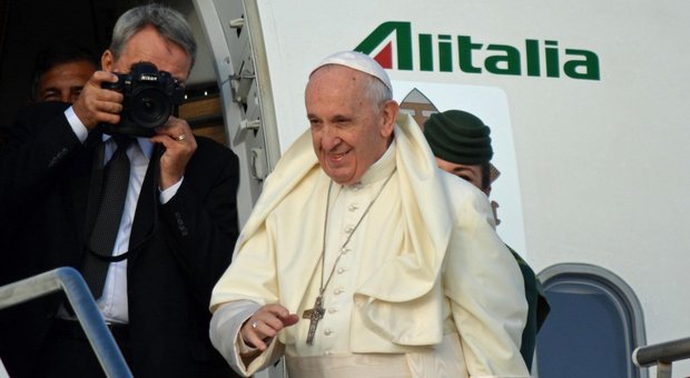 Papa Francesco è arrivato in Irlanda: «Ho ricordi qui che toccano il cuore»