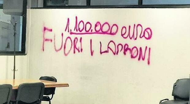 Gli insulti spray nella camera penale di Napoli