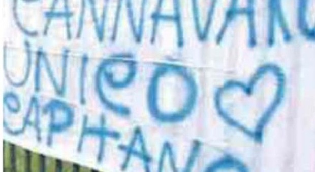 «Cannavaro unico capitano», gli striscioni per il giocatore «ripudiato»