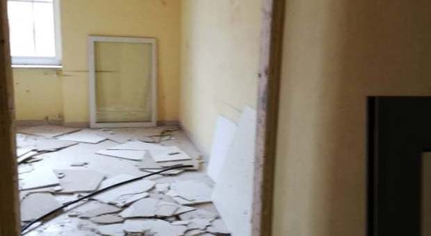 Vandali in azione in una scuola del Napoletano: «Distrutto tutto»