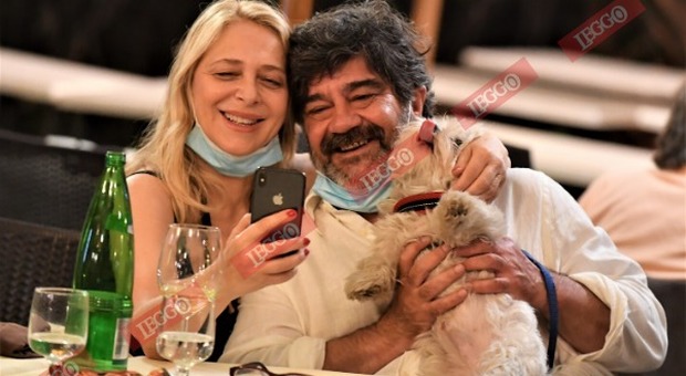 Francesco Pannofino e la moglie, "lezioni di doppiaggio" al cagnolino Lucky nel centro di Roma - FOTO BARILLARI