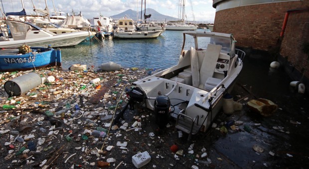 Mareggiata a Napoli, recuperati 4 quintali di plastica gettati a mare