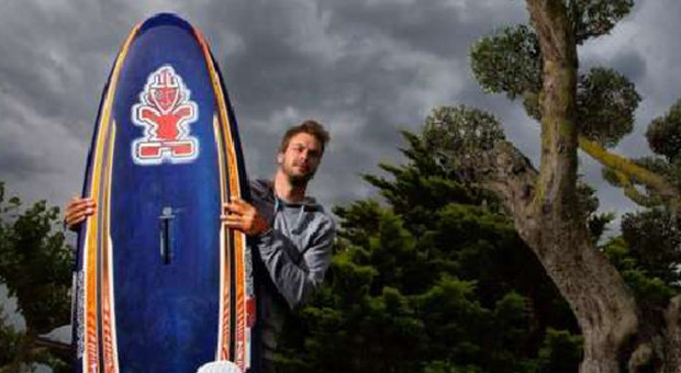 Alberto, 29 anni, stella del windsurf, trovato morto in casa a 29 anni